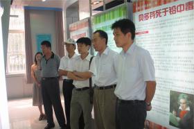山東省食品藥品監督管理局副局長(cháng)陳耕一行到我公司參觀(guān)、視察