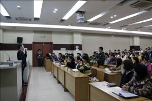 新稀寶股份董事長(zhǎng)、益謙文化創(chuàng)始人湯傳忠走進(jìn)高校指導(dǎo)大學(xué)生就業(yè)